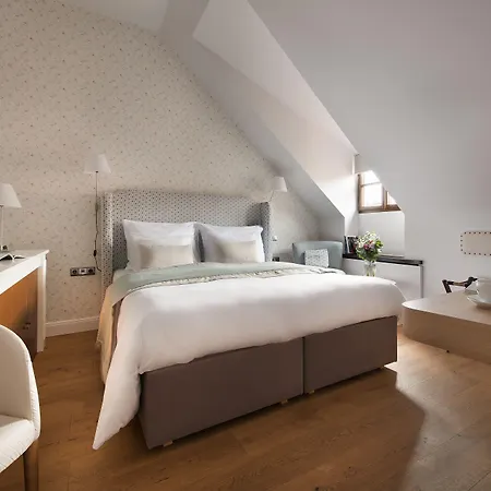 Hotel Design Neruda 4*